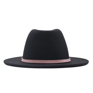 Nahaufnahme des schwarzen Wollhutes im Fedora-Stil mit schicker rosa Lederband-Detail.