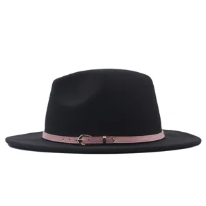 Schwarzer Damen Filzhut Jazzhut mit rosa Ledergürtel und Metallschnalle, Detailaufnahme.