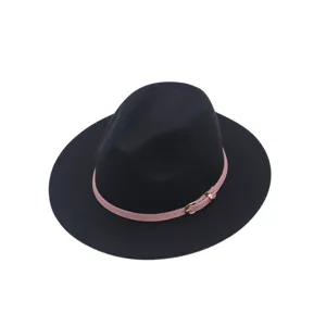 Schwarzer Fedora Hut Detailaufnahme mit rosa Ledergürtel und goldener Metallschnalle.