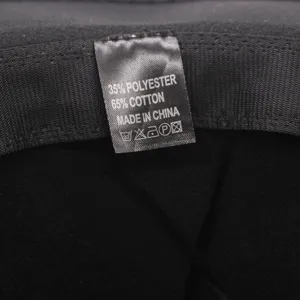 Detailansicht des Jazzhut-Etiketts mit Materialzusammensetzung aus Baumwolle und Polyester.