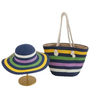Ensemble chapeau de paille et sac cabas rayes ete, chapeau a large bord et grand sac.