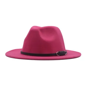 Nahaufnahme des magentafarbenen Wollfilz-Fedora-Hutes mit schwarzem Band und Metallschnalle.