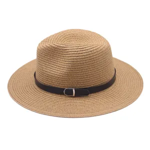 Gedetailleerd uitzicht op dames strohoed in beige met zwarte riem en gesp voor de zomervakantie.