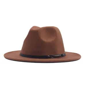 Λεπτομέρεια καπέλου fedora από μάλλινο τσόχα σε καφέ με μαύρη ζώνη και μεταλλική αγκράφα.