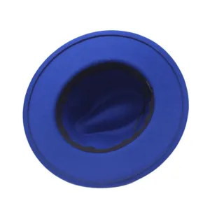 Détail de chapeau fedora en laine bleue, chapeau de jazz à large bord classique pour l'hiver.