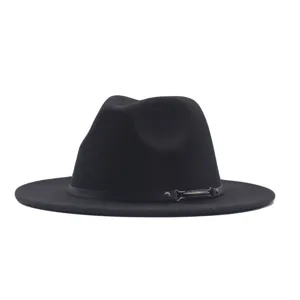Kλασικό μαύρο καπέλο τσόχας fedora, φαρδύ γείσο με δερμάτινο λουράκι για στιλάτη εμφάνιση.