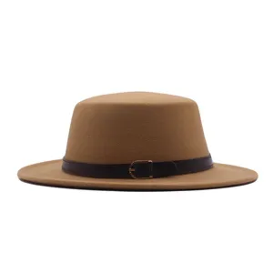 Nahaufnahme des braunen Filz-Flachhut-Fedoras mit dunklem Ledergürtel und Metallschnalle.
