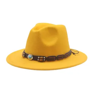Cappello fedora in feltro di lana giallo con cinturino in pelle e perline di legno.