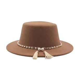 Brauner flacher Wollfilzhut mit Perlenkette und Quasten Detail fuer Damen und Herren.