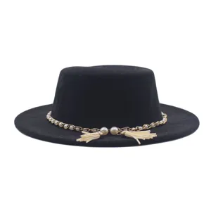 Schwarzer Wolle flacher Rand Fedora Hut mit eleganter Perlenkette und Quasten Detail.