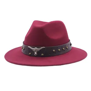 Vue détaillée du chapeau feutre de laine bordeaux avec bandeau cuir tête de taureau et rivets.