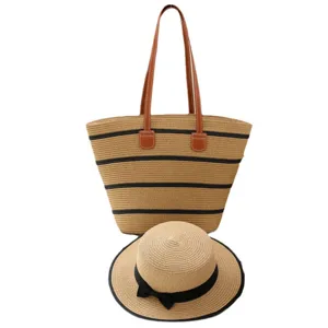 Ensemble cabas tisse en paille et chapeau de soleil, grand style de vacances plage a rayures.