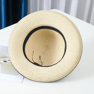 Vista detallada del sombrero de paja de verano con banda antisudor negra y cordón interior.