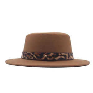 Chapeau fedora en feutre de laine marron avec bande en cuir motif léopard et bouton métal.