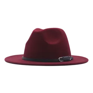 Klassischer bordeauxroter Wollfilz-Fedora-Hut mit schwarzem Gürtel und Metallschnalle.