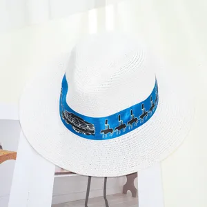 Klassischer weißer Strohhut Fedora mit blauem Band für optimalen Sonnenschutz im Sommer.