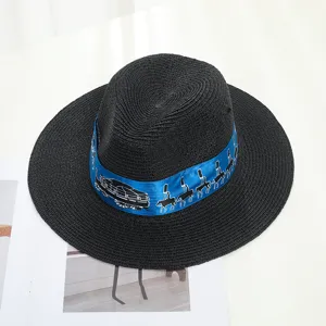 Schwarzer Strohhut für Damen mit breiter Krempe und blauem Kutschen Band für Strand und Sommer