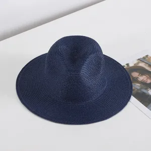 Dunkelblauer Strohhut mit breiter Krempe und faltbarem Design für den Sommer Strand