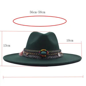 Chapeau fedora en feutre de laine vert avec bande ethnique de perles et glands, style vintage.