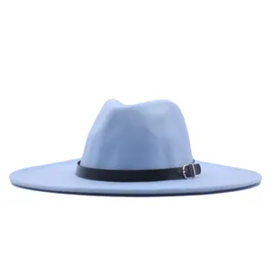 Vue détaillée du chapeau feutre bleu clair avec ceinture noire et boucle métallique.