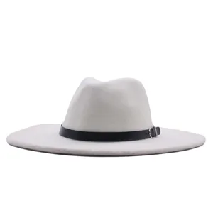 Détail de chapeau fedora en feutre de laine à large bord, chapeau de jazz blanc élégant.