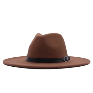 Vue de détail du chapeau fedora en feutre de laine marron avec ceinture en cuir et boucle métal.