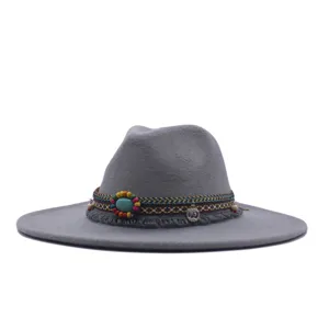 Chapeau fedora en laine grise à large bord avec bande tissée perlée et franges style ethnique.