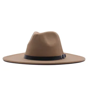Détail de gros plan d'un chapeau feutre à large bord avec ceinture noire et boucle métal.