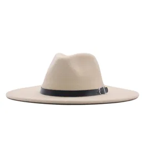 Chapeau fedora en feutre beige détail, bande noire avec boucle argentée, accessoire automnal chic.