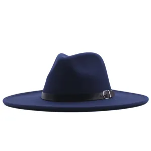 Gros plan détaillé d'un chapeau feutre bleu foncé à large bord avec boucle de ceinture noire.