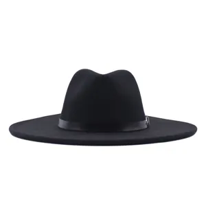 Vue détaillée du chapeau fedora en feutre de laine noire avec large bord et bride.