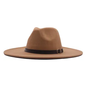 Detailansicht des stilvollen Fedora Hutes mit Ledergürtel und edler goldener Schnalle.