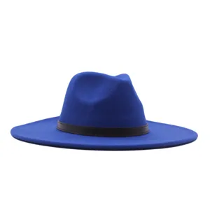 Detailansicht des blauen Wollfilz-Fedora-Hutes, elegante braune Gürteldekoration, feine Textur.