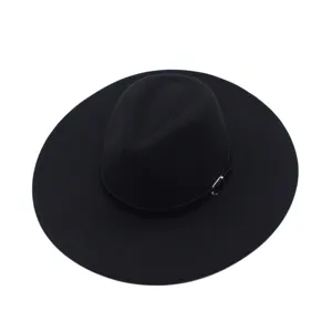 Gros plan detail du chapeau feutre noir a large bord avec boucle de sangle en metal.
