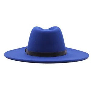 Blauer Fedora Hut mit breiter Krempe und braunem Lederband, britischer Stil Wolle Hut Detail.