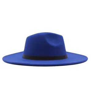 Detailansicht des eleganten blauen Wollhutes mit breiter Krempe und braunem Lederband.