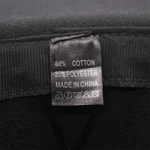 Vue detaillee de etiquette indiquant la composition du chapeau en coton et polyester.