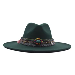 Chapeau fedora en feutre de laine vert foncé avec bande tissée ethnique et perles colorées.