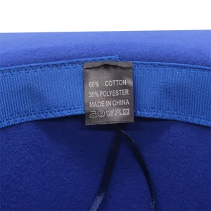Detailansicht des inneren Waschetiketts mit 65 Prozent Baumwolle und 35 Prozent Polyester.