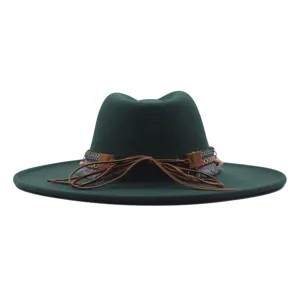 Chapeau fedora en laine vert foncé à large bord en détail, bande ethnique et franges en cuir.