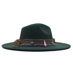 Chapeau feutre vert foncé avec bande tissée bohème, franges et pompon pour femmes élégantes.