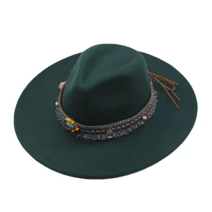 Chapeau fedora en feutre de laine vert foncé avec bande de perles ethniques et large bord.