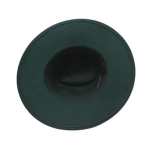 Vue détaillée d'un chapeau fedora en feutre de laine vert foncé, montrant texture et forme.