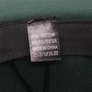 Vue détaillée de l'étiquette intérieure du chapeau en feutre vert foncé avec composition.
