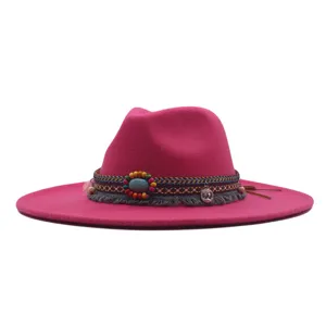 Chapeau fedora rose en feutre style bohème à large bord, bande ethnique et pendentif décoratif.
