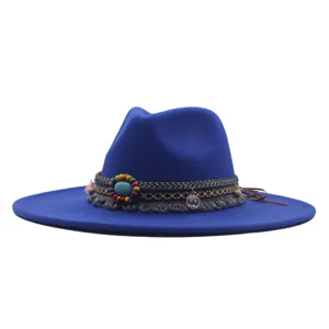 Chapeau feutre bleu à large bord avec bande tissée ethnique bohème, perles colorées et breloque.