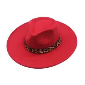 Chapeau fedora en laine rouge avec bande motif léopard et large bord plat pour femme mode automne.