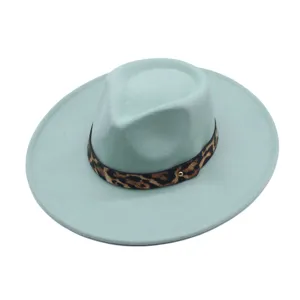 Chapeau fedora femme en feutre vert menthe a large bord avec elegante bande leopard.