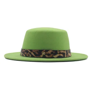 Chapeau plat en feutre de laine vert avec bande léopard élégante et détail de bouton doré.