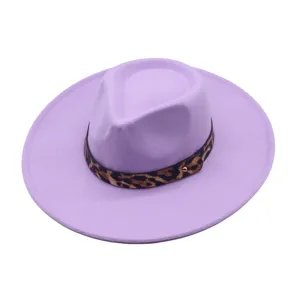 Vue détaillée du chapeau feutre lavande avec une élégante ceinture motif léopard.